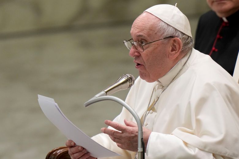 프란치스코 교황이 29일(현지 시각) 바티칸 바오로 6세 홀에서 열린 수요 일반알현 때 이주민 문제에 대한 메시지를 전하고 있다. /AP 연합뉴스