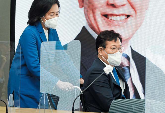 송영길 휠체어 미는 박영선 - 더불어민주당 박영선 디지털·혁신대전환위원장이 31일 서울 여의도 더불어민주당 당사에서 열린 선거대책위원회 회의장에 송영길(오른쪽) 당대표 휠체어를 밀며 입장하고 있다. 송 대표는 지난달 발목을 다쳐 수술을 받았다. /국회사진기자단