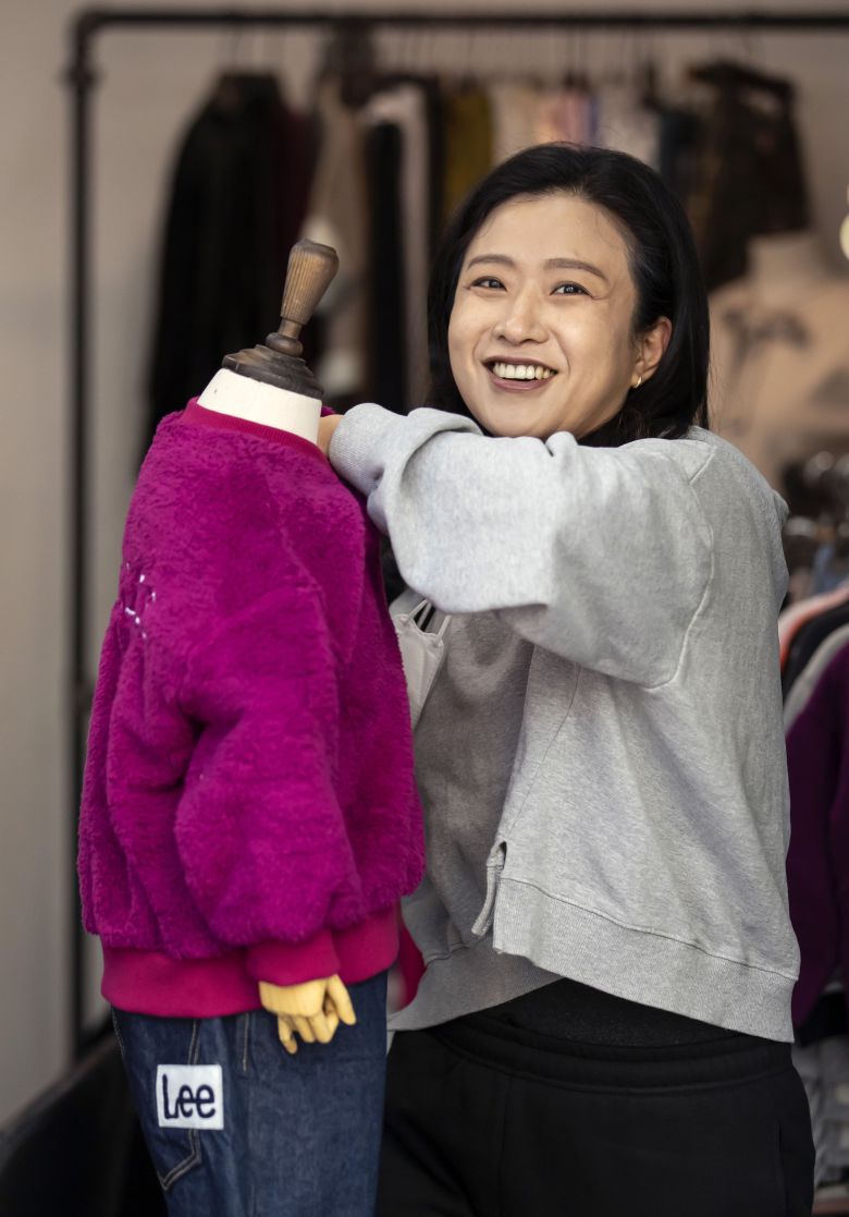 서울 동대문구에서 아동복 매장을 운영하는 윤은성 씨가 매장 마네킹에 옷을 입히며 새해 소망을 이야기하고 있다. / 이태경 기자