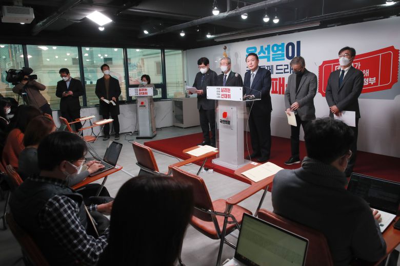 국민의힘 윤석열 후보가 2일 오전 서울 영등포구 국민의힘 당사에서 '윤석열의 정부혁신-디지털플랫폼정부' 공약을 발표하고 있다. /국회사진기자단