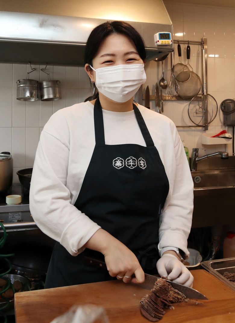 광주광역시 동구 공명동에서 곰탕집을 운영하는 윤보현(34) 씨가 음식을 준비하며 환하게 웃고 있다. / 김영근 기자