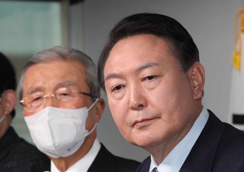 국민의힘 윤석열 후보와 김종인 총괄선대위원장이 2일 오전 서울 영등포구 국민의힘 당사에서 '윤석열의 정부혁신-디지털플랫폼정부' 공약을 발표한 뒤 취재진의 질문을 받고 있다. /국회사진기자단