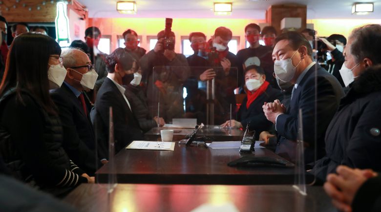 국민의힘 윤석열 후보가 2일 오후 서울 종로구 한 음식점에서 열린 코로나19 자영업 피해 현장 간담회에서 발언하고 있다. /국회사진기자단