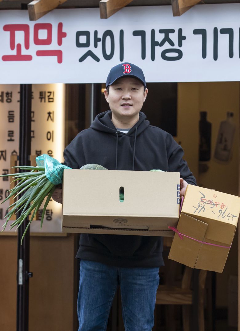 서울 용산구에서 이자카야를 운영하는 김영규(43) 씨가 새벽 시장에서 사온 야채와 수산물을 가게로 옮기고 있다. / 이태경 기자