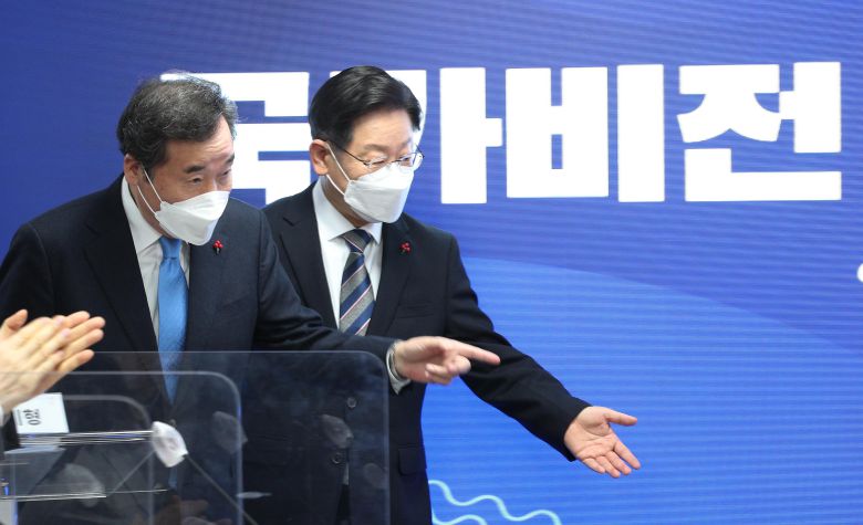 더불어민주당 이재명 대선후보(오른쪽)가 지난달 27일 오전 서울 여의도 당사에서 열린 국가비전·국민통합위원회 출범식에서 이낙연 공동위원장에게 자리를 안내하고 있다. /연합뉴스