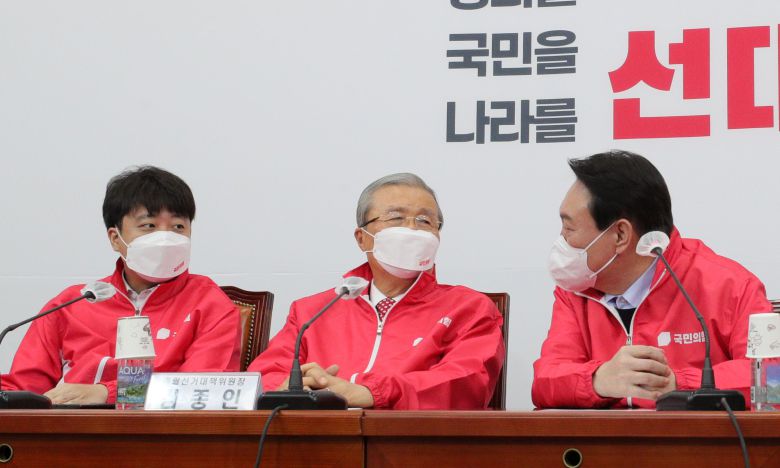 윤석열 국민의힘 대선 후보(오른쪽)가 지난달 7일 국회에서 열린 대통령선거 선거대책위원회의 1차 회의에 참석, 회의 도중 김종인 총괄선대위원장(가운데), 이준석 대표와 이야기를 나누고 있다.  2021.12.07 국회사진기자단