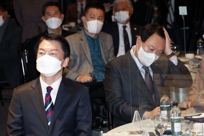 국민의힘 윤석열 대선 후보(오른쪽)와 국민의당 안철수 대선 후보가 지난달 10일 오전 서울 여의도 CCMM빌딩에서 열린 제23회 전국장애인지도자대회에 참석, 자리에 앉아 있다. /연합뉴스