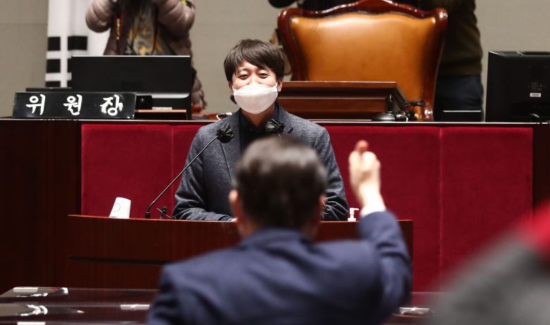 국민의힘 윤석열 대선 후보가 6일 저녁 국회에서 열린 의원총회에서 이준석 대표의 발언에 엄지를 치켜세우고 있다. /이덕훈 기자