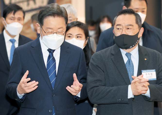 무역협회 찾아 간담회 - 더불어민주당 이재명(왼쪽) 대통령 후보가 6일 서울 강남구 코엑스에서 열린 간담회를 마치고 구자열 무역협회장과 대화하고 있다. /이덕훈 기자