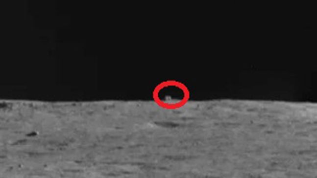 중국 달 탐사로버가 관측한 정육면체 모양의 물체/로이터 연합뉴스