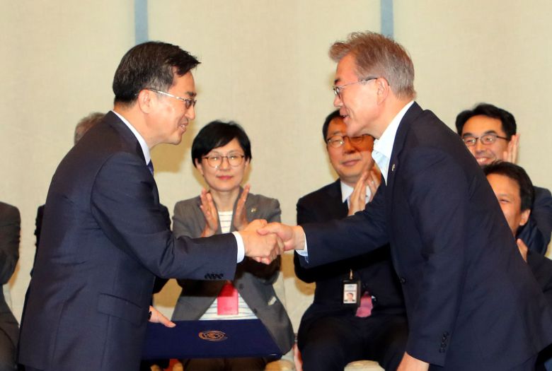 문재인 대통령이 지난 2017년 6월 9일 오후 청와대에서 김동연 부총리 겸 기획재정부 장관에게 임명장을 수여하며 얘기를 나누고 있다. /연합뉴스