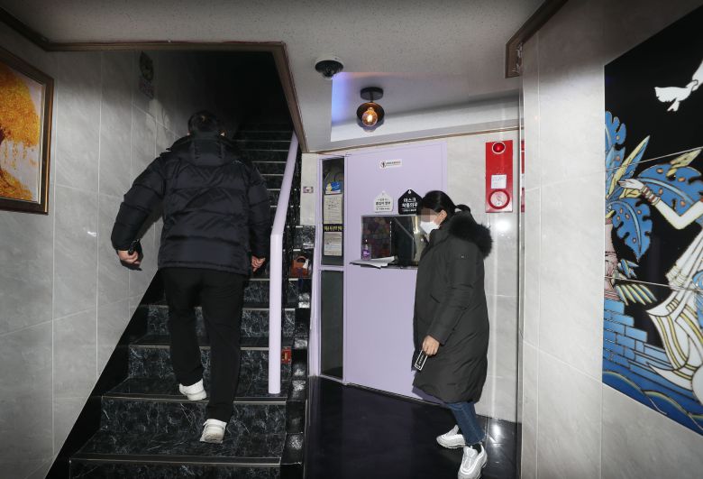 더불어민주당 이재명 대선후보의 변호사비 대납 의혹을 제기했던 이모 씨가 숨진채 발견되면서 12일 오후 시신이 발견된 서울 양천구의 한 모텔에서 경찰 관계자들이 현장을 둘러보고 있다. 2022. 1. 12 / 장련성 기자