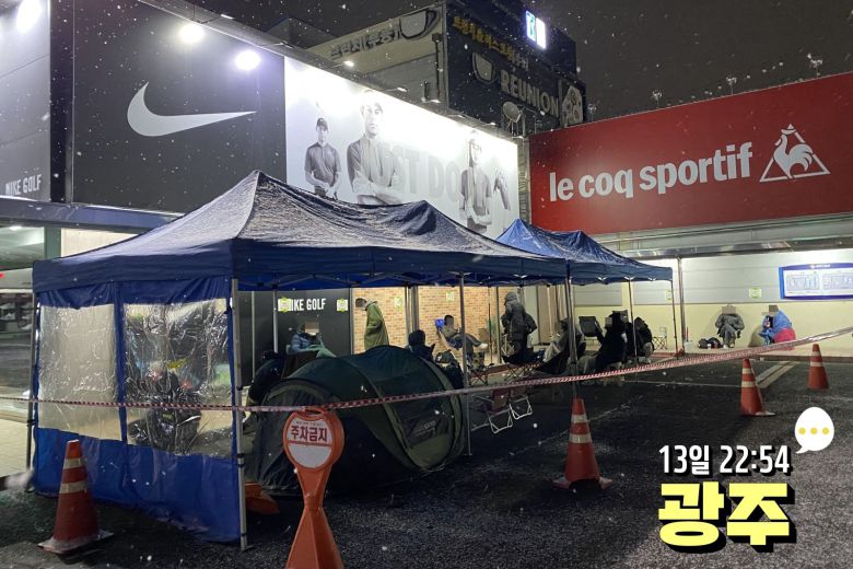 13~14일 나이키 '조던 1 로우 G' 골프화 쇼핑에 나선 사람들이 온라인 운동화 커뮤니티에 인증한 사진들이다. /네이버 카페 '나이키매니아'