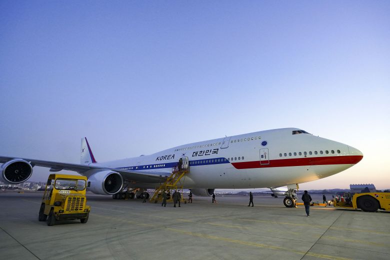 청와대는 15일 11년 9개월만에 교체된 신형 공군 1호기를 공개했다. 새로 도입된 공군 1호기는 보잉 747-8i 기종으로 기존 1호기 대비 항속거리 및 순항속도가 증가됐고 내부 개조를 통해 회의공간 및 편의성이 증가됐다고 청와대는 밝혔다. /청와대