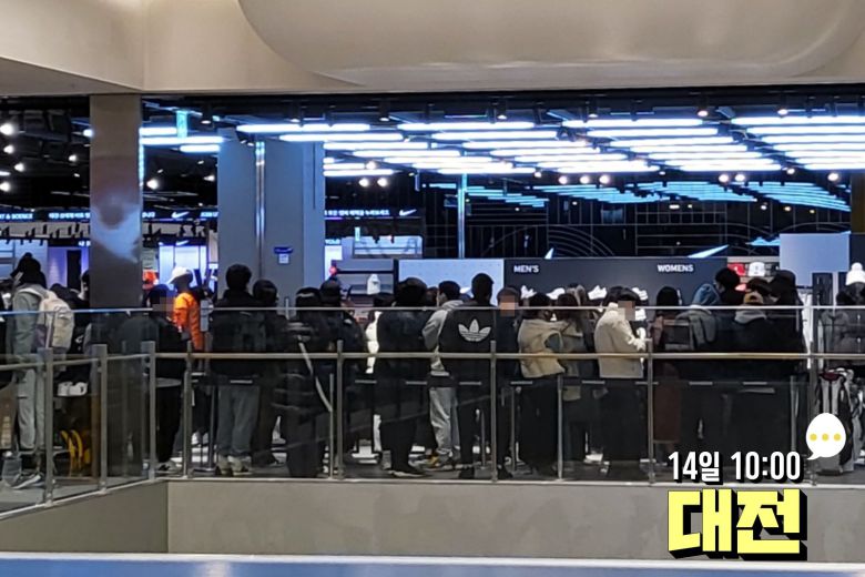 13~14일 나이키 '조던 1 로우 G' 골프화 쇼핑에 나선 사람들이 온라인 운동화 커뮤니티에 인증한 사진들이다. /네이버 카페 '나이키매니아'