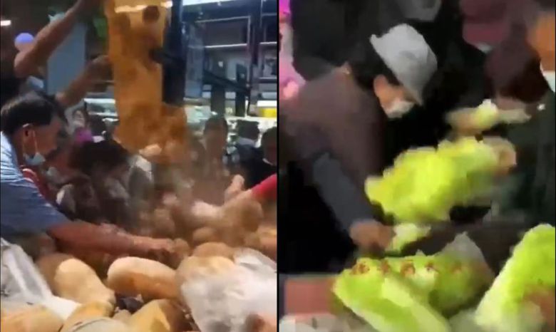 도시 봉쇄를 앞두고 마트에서 배추, 감자 등 식료품을 앞다퉈 사고 있는 톈진 시민들. /트위터