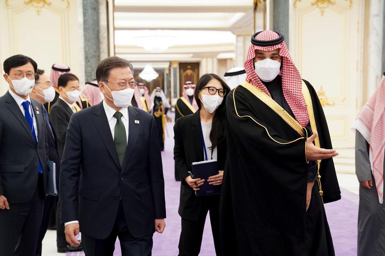 문재인 대통령이 18일(현지시간) 사우디아라비아 리야드 야마마궁에서 무함마드 빈 살만 왕세자와 공식회담을 위해 이동하고 있다.  2022.1.18    /연합뉴스