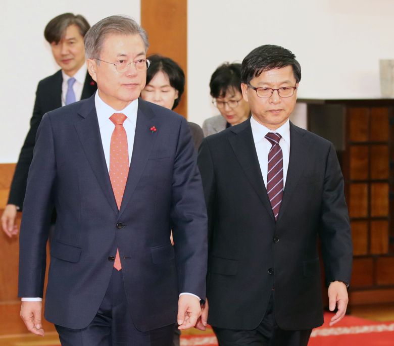 문재인 대통령이 2019년 1월 24일 청와대에서 조해주 중앙선거관리위원회 위원에게 임명장을 주고 이동하는 모습. /연합뉴스