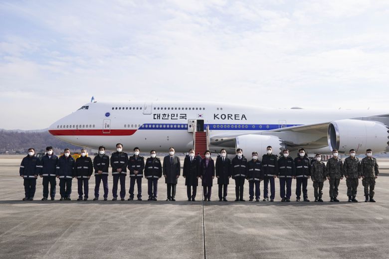 문재인 대통령과 김정숙 여사가 6박 8일간의 일정으로 아랍에미리트(UAE), 사우디아라비아, 이집트 등 중동 3개국을 방문하기 위해 지난 15일 오전 성남 서울공항에 도착, 새로운 공군 1호기에 탑승전 기념촬영을 하고 있다. 이번 순방에는 새 대통령 전용기로 채택된 공군 1호기인 보잉 747-8i 기종이 순방 임무에 투입됐다. /연합뉴스