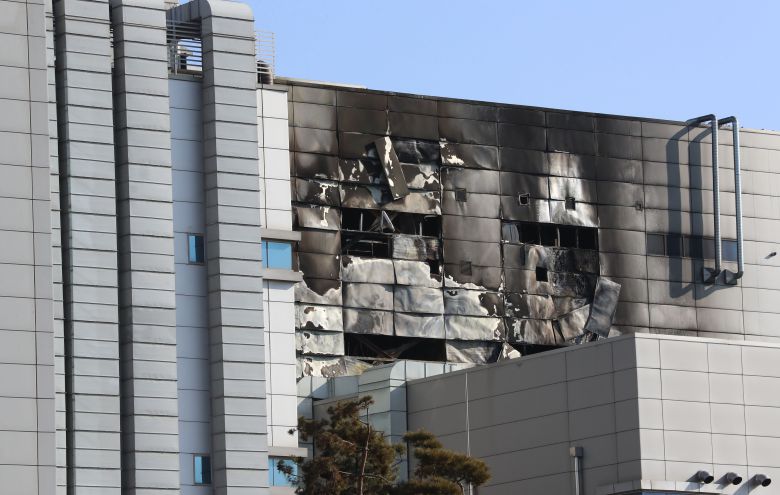 24일 청주 에코프로비엠 공장이 화재로 검게 그을려 있다. /연합뉴스