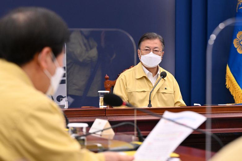 문재인 대통령이 26일 오후 청와대 여민관 영상회의실에서 열린 오미크론 대응 점검회의에서 대응 전략을 보고 받고 있다. /청와대