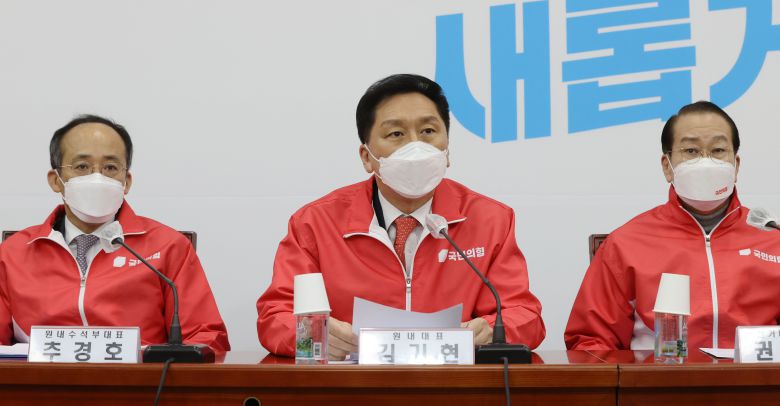 국민의힘 김기현 원내대표가 27일 오전 서울 여의도 국회에서 열린 선대본-원내지도부 연석회의에서 발언하고 있다/연합뉴스