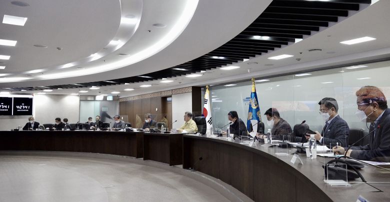 문재인 대통령이 30일 오전 청와대 국가위기관리센터에서 북한의 중거리 탄도미사일 발사와 관련해 국가안전보장회의(NSC) 긴급 전체회의를 주재하고 있다./청와대