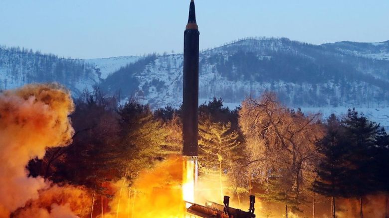 북한이 30일 중거리 탄도미사일(IRBM)인 화성-12형 시험발사에 성공했다고 조선중앙통신이 보도했다. 통신은 31일 "국방과학원과 제2경제위원회를 비롯한 해당 기관의 계획에 따라 1월 30일 지상대지상중장거리탄도미사일 '화성-12형' 검수 사격 시험이 진행되었다"고 전했다. /조선중앙통신