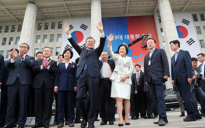 문재인 대통령과 부인 김정숙 여사가 2017년 5월 10일 서울 여의도 국회  로텐더홀에서 제19대 대통령 취임식을 마치고 국회를 떠나며 환영하는 시민들에게 손을 들어 인사하고 있다./조선일보DB
