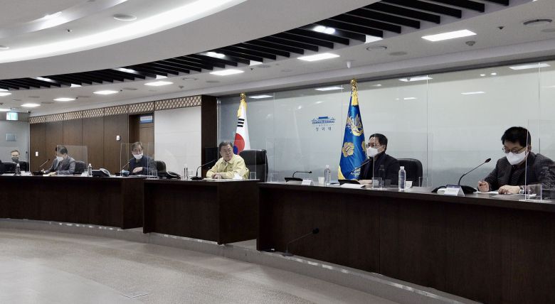 문재인 대통령이 2022년1월30일 오전 청와대 국가위기관리센터에서에서 북한의 중거리 탄도미사일 발사와 관련 국가안전보장회의(NSC) 긴급 전체회의를 주재하고 있다. /연합뉴스