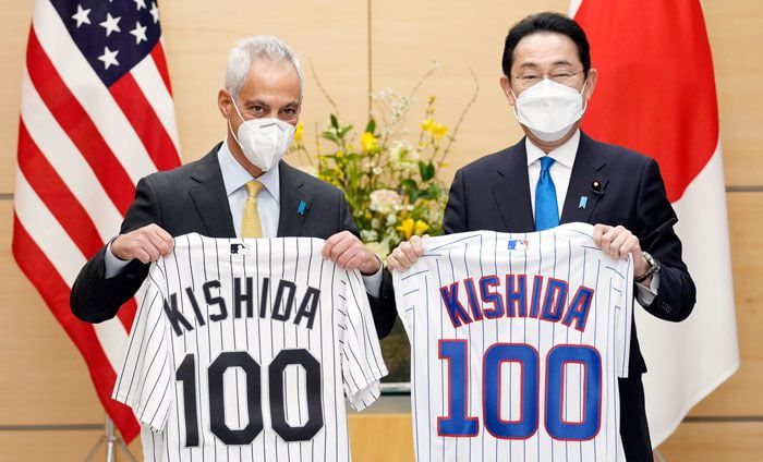람 이매뉴얼(왼쪽) 신임 주일 미국 대사가 지난 4일 일본 도쿄 총리 공관에서 기시다 후미오(오른쪽) 총리와 회담에 앞서 기념 촬영하고 있다. 시카고 시장을 지낸 이매뉴얼 대사는 기시다가 일본 100번째 총리로 취임한 것을 축하하며, 이름과 등번호 100을 새긴 미국 프로야구팀 시카고 컵스와 화이트삭스 유니폼을 선물했다. /AP 연합뉴스