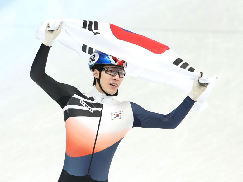 9일 오후 중국 베이징 수도실내체육관에서 열린 2022 베이징 동계올림픽 쇼트트랙 남자 1500m 결승 경기에서 황대헌이 1위로 금메달을 획득 후 태극기를 흔들며 환호하고 있다. /뉴스1
