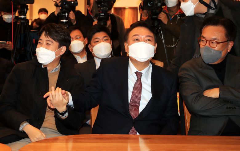 국민의힘 윤석열 대선 후보와 이준석 대표가 9일 오후 서울 여의도 한 카페에서 열린 김근식 교수의 대북정책 관련 북콘서트에 참석, 인사를 나누고 있다. /연합뉴스