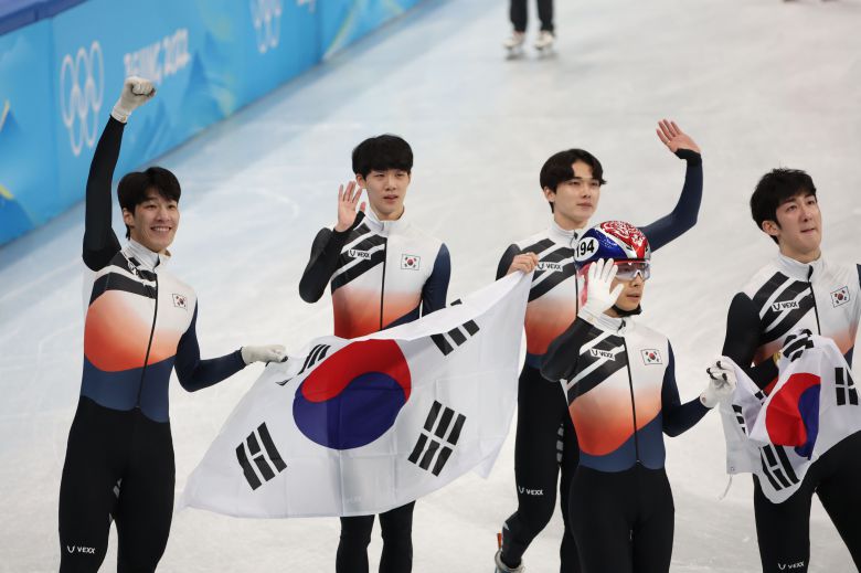 남자 쇼트트랙 대표팀이 2022베이징 동계올림픽 쇼트트랙 남자 5000m 계주에서 은메달을 획득하고 태극기를 들고 인사했다./베이징=김지호 기자