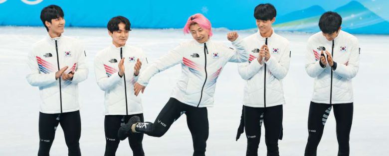 곽윤기(가운데)가 16일 중국 베이징 캐피털 실내경기장에서 치러진 간이 시상식에서 시상대에 오르자마자 춤을 추고 있다. /연합뉴스