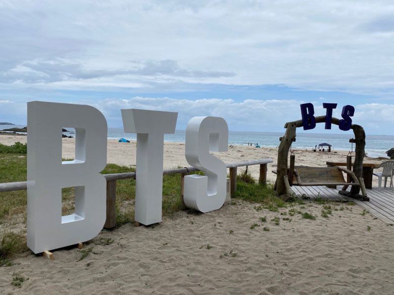 신사에 있는 BTS 알파벳으로 만들어진 조형물과 흔들의자. /BTS신사 공식 홈페이지