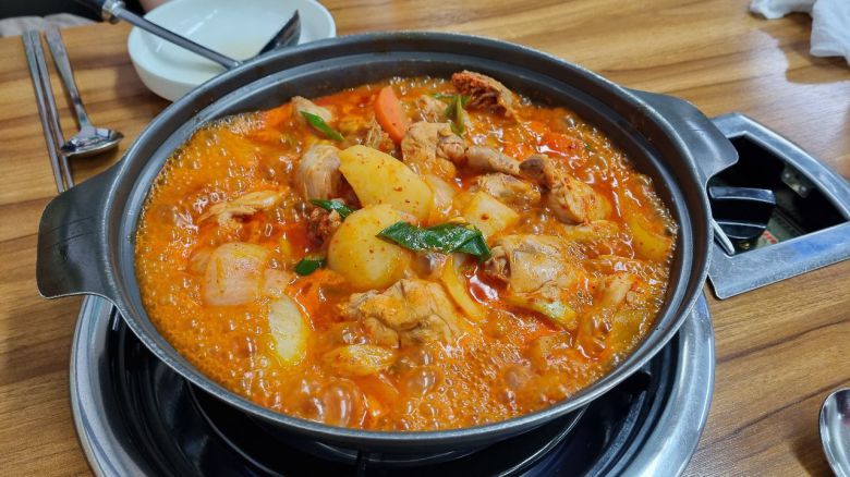 서울 망원 '용머리 감자탕'의 닭볶음탕. /양지호 기자