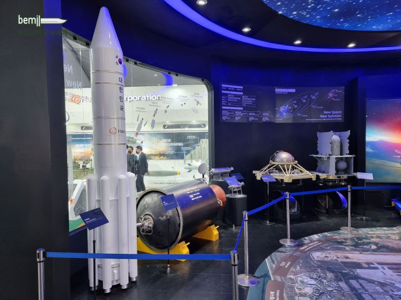 2021년10월 서울 ADEX 2021 전시회에서 한화방산그룹이 공개한 '스페이스 허브 존'에 전시된 각종 우주 관련 장비들./유용원의 군사세계