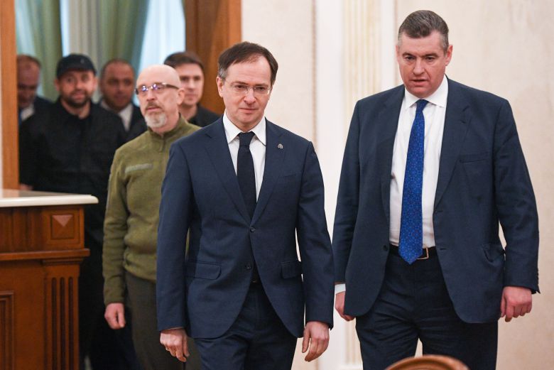 27일 벨라루스 고멜궁 회담장에 들어서는 러시아 대표단(앞)과 우크라이나 대표단(왼쪽 뒤)./TASS 연합뉴스