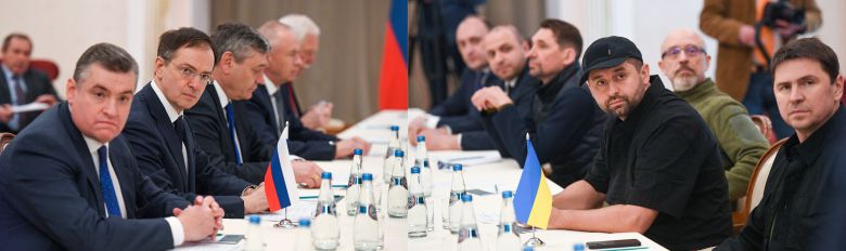 러시아와 우크라이나 협상대표단이 27일 벨라루스 고멜에서 마주 앉았다. 왼쪽이 러시아 대표단, 오른쪽이 우크라이나 대표단. 러시아에서는 블라디미르 메딘스키 푸틴대통령 고문과  레오니드 슬루츠키 연방하원의원 등이 참석했고, 우크라이나에서는 미하일 포돌랴크 우크라이나 대통령실 고문과 올레크시 레즈니코프 국방장관 등이 참석했다./TASS 연합뉴스