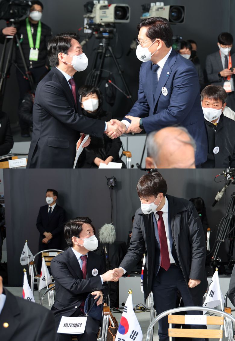 안철수 국민의당 대선 후보가 1일 서울 서대문구 국립 대한민국임시정부 기념관에서 열린 제103주년 3.1절 기념식에서 더불어민주당 송영길 대표(위), 국민의힘 이준석 대표와 인사하고 있다. /연합뉴스