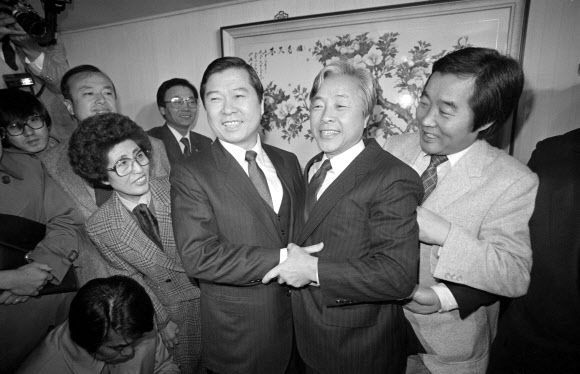 1985년 ‘3·6 정치 활동 금지 해제 조치’로 4년여만에 재회하게 돼 반가워하는 김영삼·김대중 당시 민주화추진협의회 공동 의장의 모습. /YS민주센터