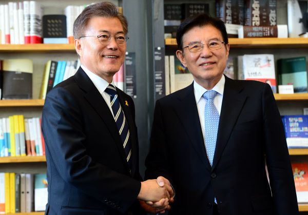 문재인 대통령이 대선 후보이던 지난 2017년 4월 19일 서울 마포구 한 카페에서 김덕룡 김영삼 민주센터 이사장을 만나 악수를 나누는 모습. /뉴시스