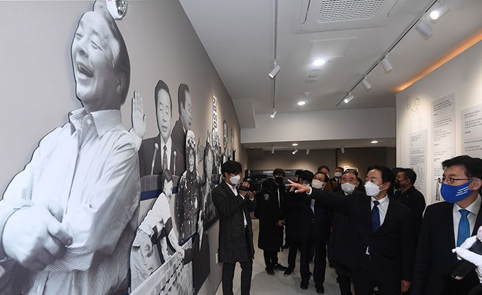 고(故) 김영삼 전 대통령 서거 5주기인 2020년 11월 20일 서울 동작구 상도동에서 열린 김영삼도서관 개관식에서 김 전 대통령 차남인 김현철 김영삼민주센터 상임이사와 김덕룡 김영삼민주센터 이사장 등이 도서관을 둘러보고 있다.  /국회사진기자단 2020.11.21