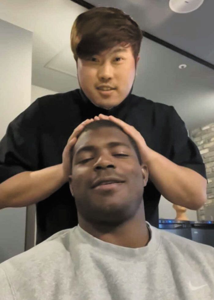 류현진이 지난 3일 대전에서 야시엘 푸이그의 머리를 만지며 장난치는 모습. 푸이그는 이 영상을 소셜미디어에 올리며“한국 마사지 고맙다”며“많이 그리웠는데 다시 만나 기쁘다”는 글을 남겼다. /야시엘 푸이그 인스타그램