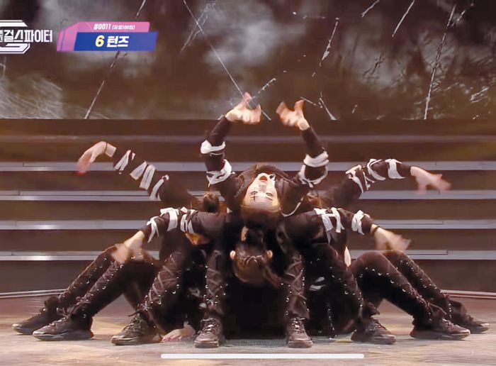 턴즈가 엠넷 '스걸파' 결승 무대에서 보여준 '살아있는 거미' 퍼포먼스. /유튜브 캡처