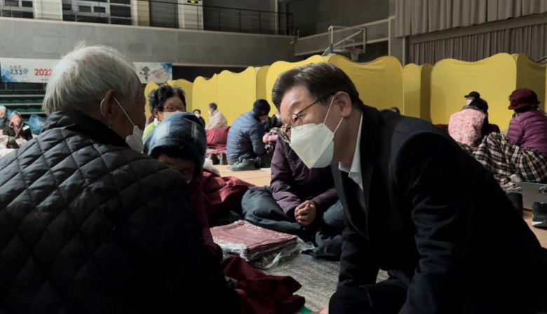 이재명 더불어민주당 대선 후보가 5일 새벽 경북 울진 국민체육센터 1대피소를 방문해 산불 이재민들을 위로하고 있다. /더불어민주당 선대위 제공