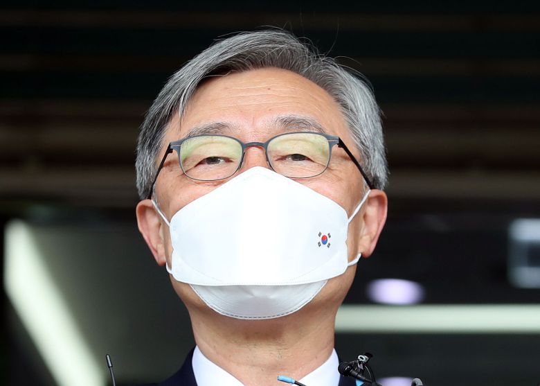 2021년 6월 28일 최재형 당시 감사원장이 서울 종로구 감사원 앞에서 사퇴 의사를 밝히는 모습. /연합뉴스