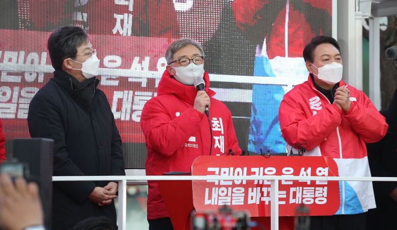종로 국회의원 보궐선거의 국민의힘 후보인 최재형(가운데) 전 감사원장이 지난 17일  서울 종로구 동묘앞역 인근에서 윤석열 (오른쪽) 대통령 후보, 유승민(왼쪽) 전 의원과 함께 유세하는 모습. /뉴스1
