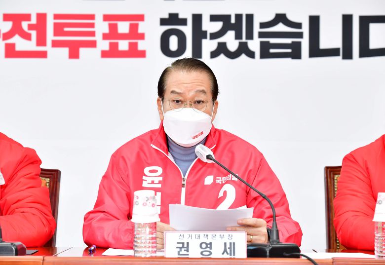 국민의힘 권영세 의원이 지난 3일 서울 여의도 국회에서 열린 국민의힘 확대선거대책본부 회의에서 발언하고 있다. /뉴스1